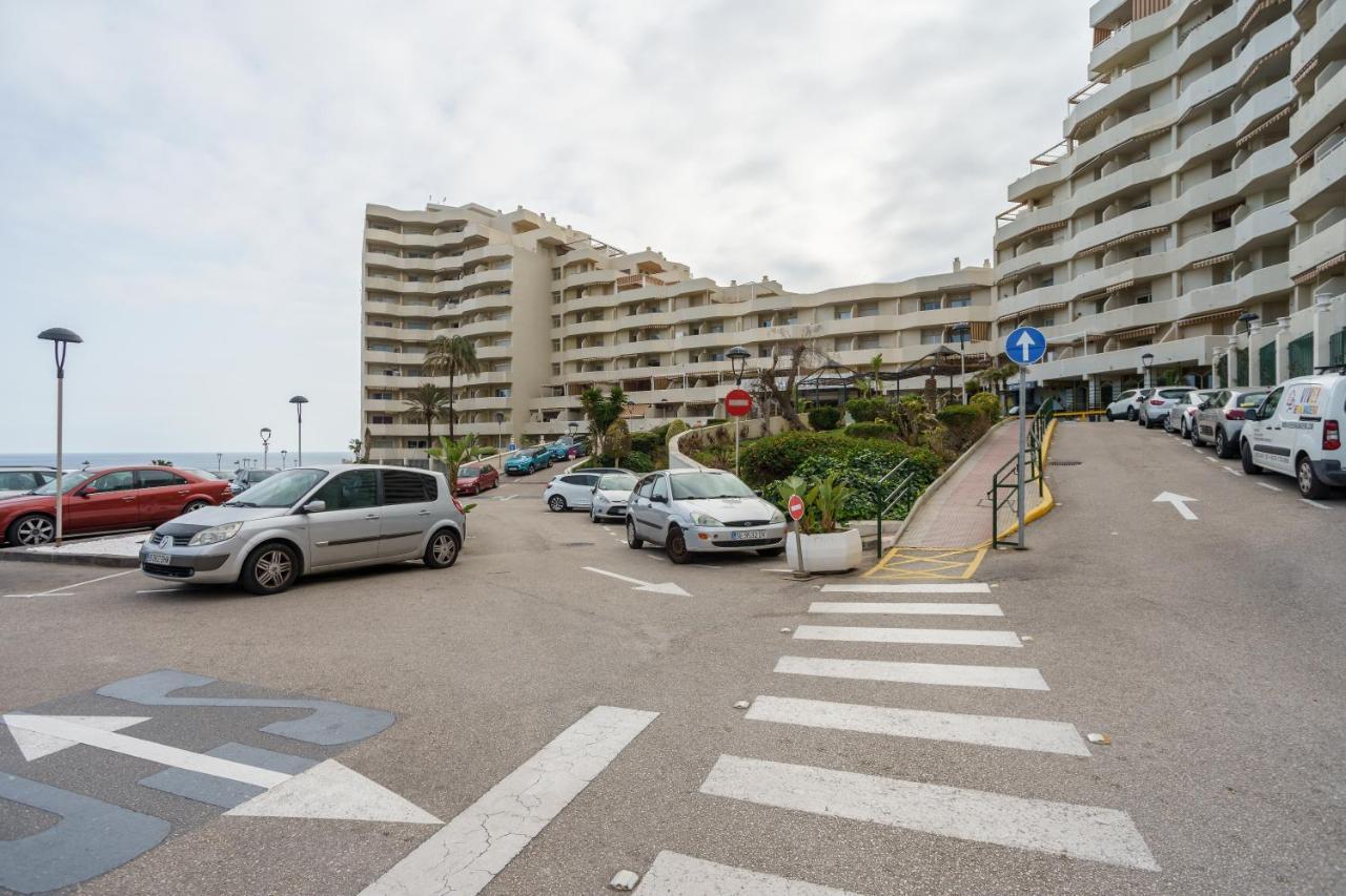 Seaview Beachfront Studio With Aqua Park & Balcony Benalmadena Bilik gambar